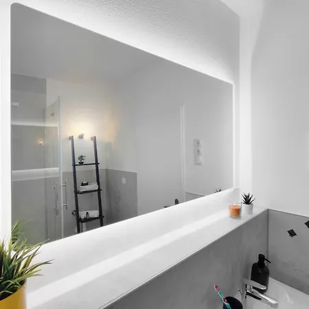 Early Year - - Mitten In Der Stadt Apartman *