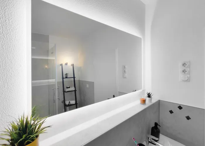 Early Year - - Mitten In Der Stadt Lägenhet *